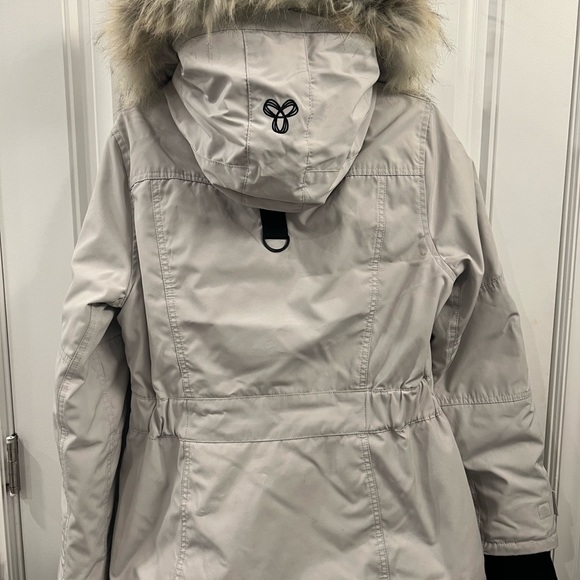 ARITZIA LARSEN PARKA SIZE LARGE - Picture 2 of 4